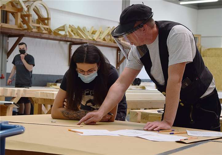 Sicherheitsabstand und Atemschutz prägen nun auch den Ausbildungsbetrieb bei der Handwerkskammer Koblenz. Und wenn ein Ausbildungsmeister (im Bild Zimmerermeister Thomas Rönn) Prozesse direkt erklären muss, dann nur mit entsprechenden Schutzmaßnahmen und auf das zeitlich Notwendigste begrenzt. Foto: HwK Koblenz