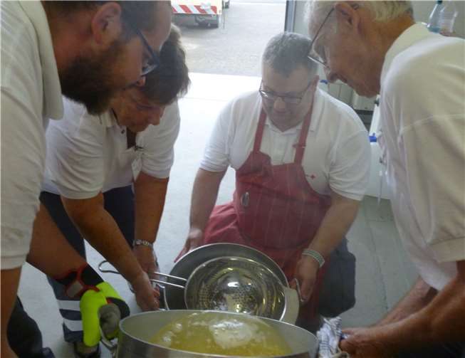Sicherten die Verpflegung der DRK-Einsatzkräfte beim Zentrum „Innere Führung“ in Koblenz. Foto: Thomas Bergmann, DRK Rhens