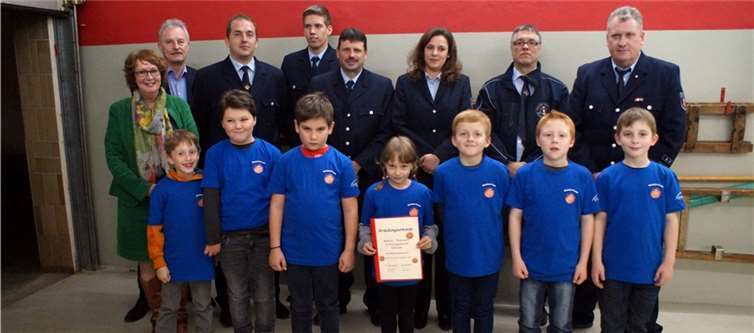 Sichtbar stolz versammelten sich die Kinder der neu gegründeten Bambini-Feuerwehr mit ihren Betreuern sowie den Vertretern der Wehreinheiten der Freiwilligen Feuerwehr der Verbandsgemeinde Vallendar.GH