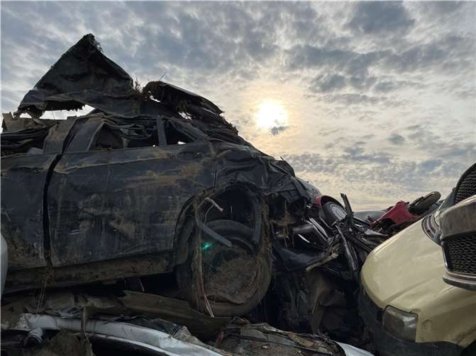 Sichtbare Auswirkungen der Flut - wie Autowracks - sollen auf dem Gelände eines möglichen „International Crisis Center Ahr“ ausgestellt werden. Foto: ROB