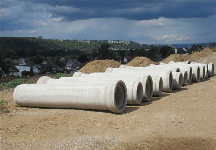 Sichtbare Baumaterialien auf dem neuen Gelände.