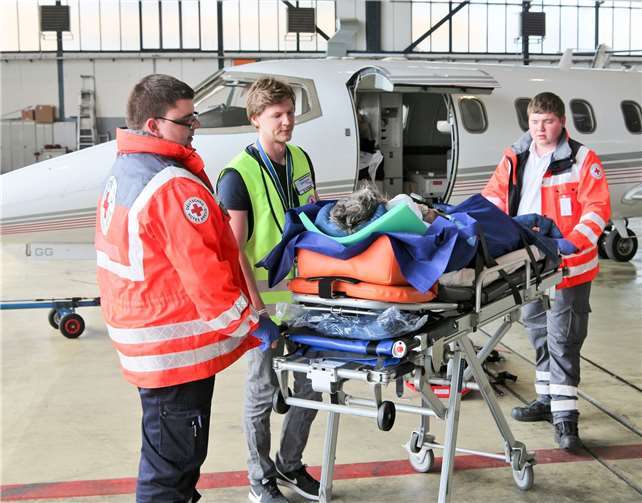 Serviceleistung für aktive und passive Rotkreuzmitglieder Sichtgeschützt in einem Hangar des Flughafens Köln-Bonn erfolgte die Übergabe der Patientin Maria A. vom DRK-Flugdienst an das Team vom DRK-Ortsverein Niederzissen e. V.. Die letzten Kilometer in eine heimatnahe Koblenzer Klinik wurde DRK-Mitglied Maria A. mit einem Rettungswagen gefahren.