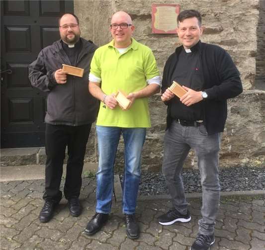 Sichtlich Freude hatten auch die beiden Pfarrer Marco Hartmann und Andreas Burg, denen Martin Durst die Raspeln überreichte.Foto: privat