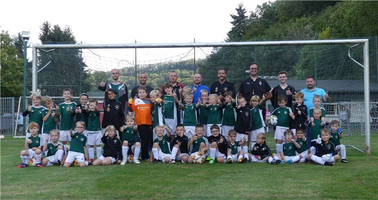 Sichtlich Freude hatten die Nachwuchsfußballer und deren Jugendtrainer der TG Jahn Namedy beim Besuch des DFB-Mobils Mitte September.Foto: Yvonne Schiffmacher