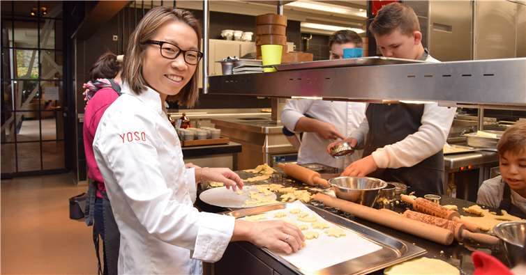 Sichtlich Spaß hatte auch Sterneköchin Sarah Henke an der Backaktion.