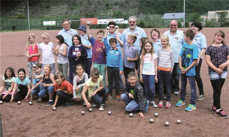 Sichtlich Spaß hatten die Kinder beim Boule-Turnier auf dem Dieblicher Sportplatz.privat