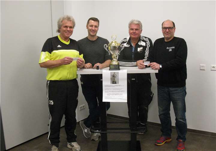 Sichtlich Spaß hatten die Verantwortlichen der AH Ellingen bei der Auslosung zur Gruppeneinteilung beim diesjährigen Hallenturnier. Von links: Jürgen Huth, Kai Flade, Bernd Kambeck, Sascha Neitzert. Foto: Verein