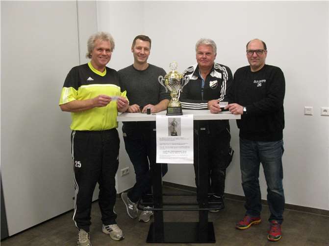 Sichtlich Spaß hatten die Verantwortlichen der AH Ellingen bei der Auslosung zur Gruppeneinteilung beim diesjährigen Hallenmasters. Von links: Jürgen Huth, Kai Flade, Bernd Kambeck, Sascha Neitzert. Foto: privat