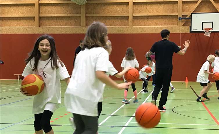 Sichtlich Spaß machte den Kindern das Training mit den Profis. privat