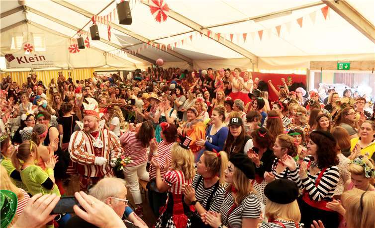 Sichtlich Wohl fühlte sich Prinz Olli I bei den Damen.