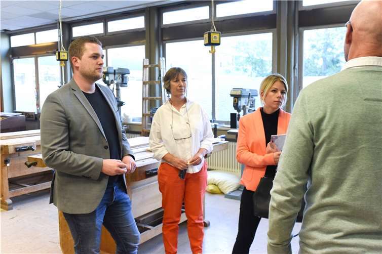 Sichtlich beeindruckt zeigten sich die Landtagsabgeordnete Lana Horstmann und der heimische Bundestagsabgeordnete Martin Diedenhofen kürzlich bei ihrem Besuch am Neuwieder Standort der Alice-Solomon-Schule (BBS Neuwied). Foto: privat