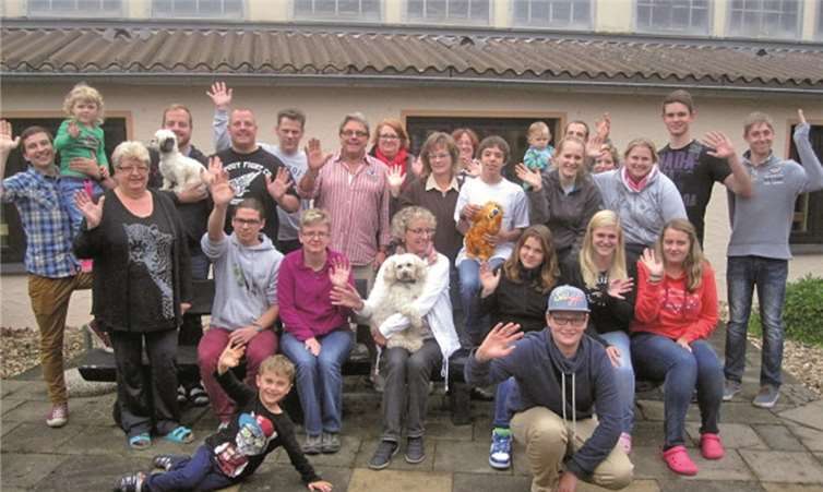 Sichtlich begeistert vom "einfachen" Leben: Der Spielmannszug 1902 Reinbach e.V. Privat