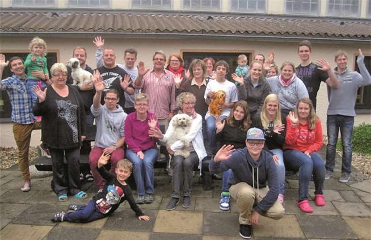 Sichtlich begeistert vom "einfachen" Leben: Der Spielmannszug 1902 Reinbach e.V. Privat