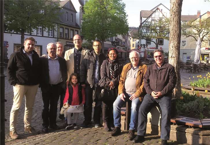 Sichtlich erfreut begutachteten zahlreiche Mitglieder der FWG auf dem Andernacher Marktplatz die blühenden Baumrabatten.privat