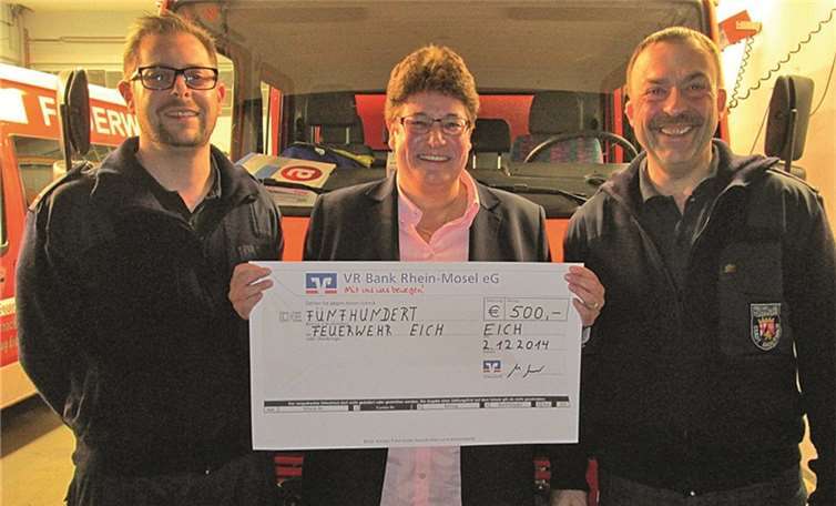 Sichtlich erfreut nahmen Einheitsführer Achim Müller und sein Stellvertreter Björn Egenhofer den symbolischen Scheck von VR-Bank-Mitarbeiterin Gisela Meyer-Scholten in Empfang. privat