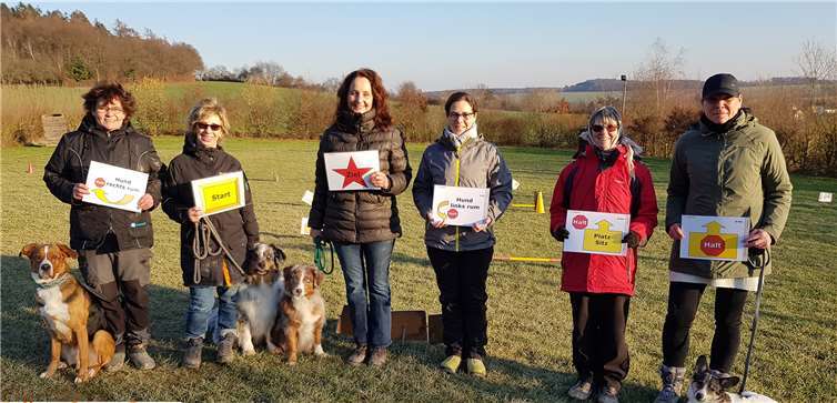 Sichtlich erfreut präsentierten Teammitglieder/innen mit Trainerin Brigitte Zappai (2. von rechts) die neuen Parcoursschilder. Foto: SV OG Rhein-Ahr Sinzig e. V.