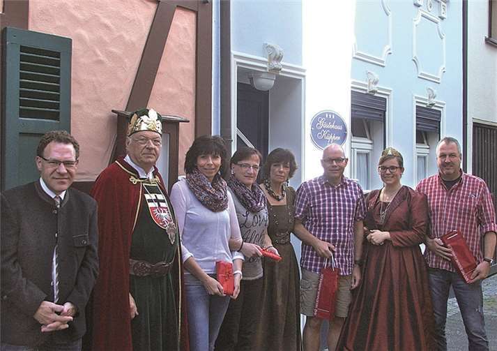 Sichtlich erfreut zeigten sich die langjährigen Gäste des Hauses Küpper über den Besuch Burgundia Theresa Friedrich und Bacchus Rudi Wolber. privat