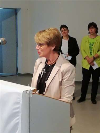 Sichtlich ergriffen dankt Rosi Münich, ehemalige Leiterin des Ambulanten Hilfezentrums Lutzerath, ihrem Mitarbeiterinnenteam und allen, die ihren Abschied mitgestalteten. Sandra Kneip