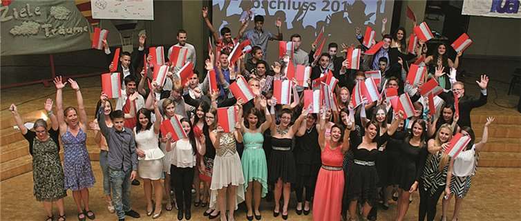 Sichtlich erleichtert halten die Schülerinnen und Schüler, des Abschlussjahrgangs 2014, ihre Zeugnisse in die Höhe und freuen sich darauf, den nächsten Schritt in ihrem Leben beginnen zu dürfen. privat