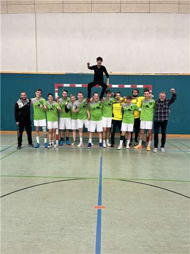 Sichtlich erschöpft, aber ebenso erfreut: Die erfolgreiche Herren II nach dem spannenden Heimspiel. Foto: privat