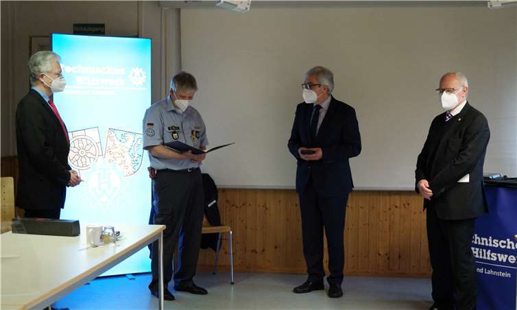 Sichtlich gerührt hielt Stephan Heinz die Urkunde in der Hand. V.l. Landrat Frank Puchtler, Stephan Heinz, Innenminister Roger Lewentz und Oberbürgermeister Peter Labonte. Fotos: ND