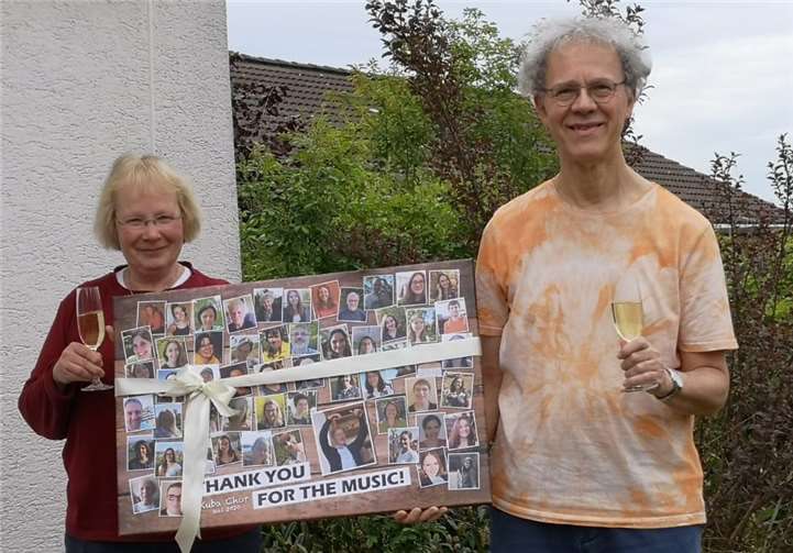 Sichtlich gerührt nahm Chorleiter Uli Bauer die Fotoleinwand mit den Portraits „seiner“ Sänger in Empfang. Foto: privat