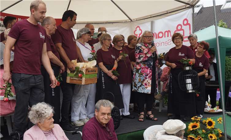 Sichtlich gerührt nahm Hannelore Spitzlei die zahlreichen Geschenke entgegen.Fotos: ROB