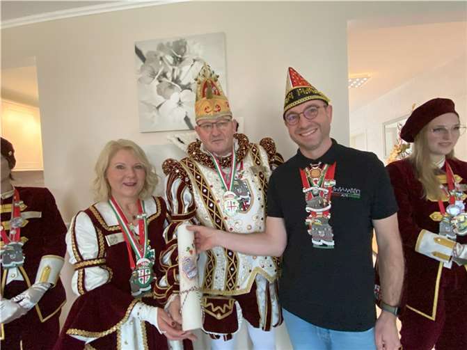 Sichtlich gerührt nahm das Prinzenpaar die eigens für sie gestaltete Sessions-Kerze in Empfang.