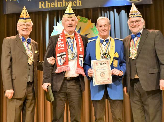 Sichtlich gerührt nahm der Kommandant des NCR Blau-Gold,Dieter Bückmann, den Bürgermeisterorden entgegen.