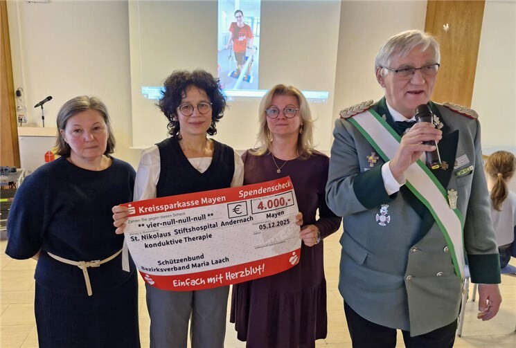 Sichtlich gerührt überreichte Bezirksbundesmeister Norbert Steffens (r) den Spendenbetrag an die Therapioe-Leiterin,Diplom-Konduktorin Szilvia Berendne-Sipos (M).Fotos: privat