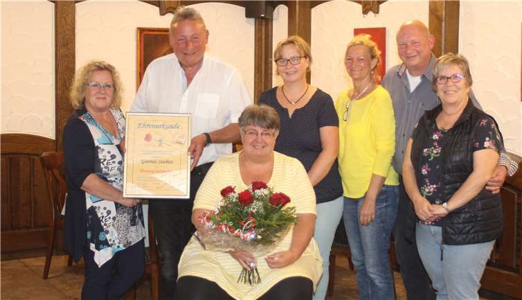 Sichtlich gerührt und unter lautem Beifall der Mitgliederversammlung nahm sie die Ehrenurkunde und einen dicken Rosenstrauß vom Präsidenten Ralf Diekmann und seinem Stellvertreter Wolfgang Zopes entgegen. Foto: privat