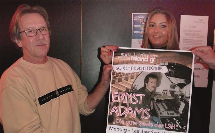 Sichtlich gerührt zeigte Adams sich, als ihm „das wichtigste Plakat“ überreich wurde.