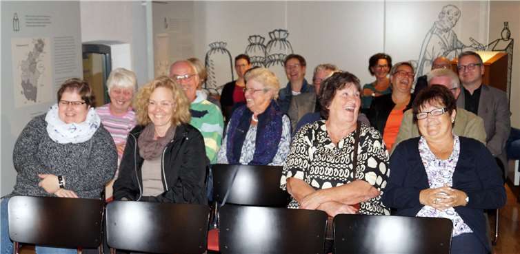 Sichtlich gut gelaunt, verfolgten die Zuhörer die spannenden Ausschnitte aus den drei Kriminalromanen der Mayener Autorin. TT