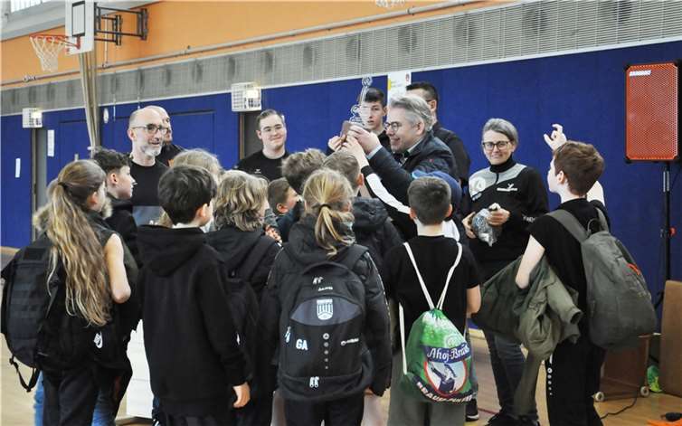 Sichtlich mit Freude übergab Christian Heller, Geschäftsführer der Geysir Andernach gGmbH, die Pokale und Teilnehmerurkunden. Foto: privat
