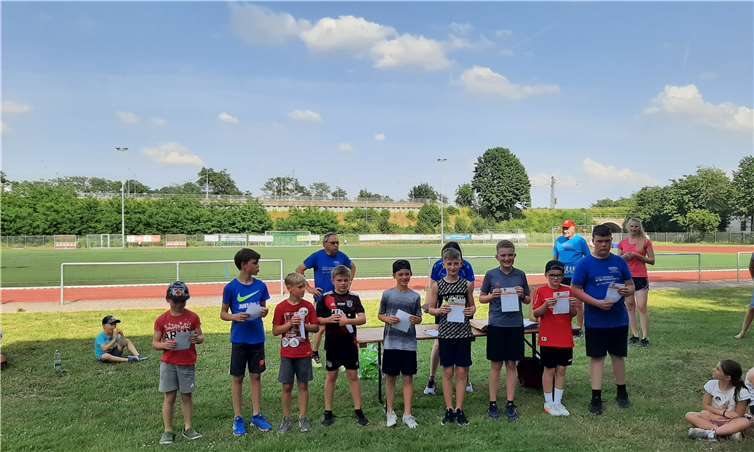Sichtlich stolz auf ihr Sportabzeichen und ihre Auszeichnungen waren wie alle anderen auch die männlichen Kinder und Jugendlichen; 2. Reihe hinten v. l.: Kurt Schüller, Abteilungsleiter Leichtathletik; Heike Kohlhaas und Edward Nokker, stellv. Abteilungsleiter; Anne-Catherine Grandmontagne Trainerin.Quelle: SV Urmitz