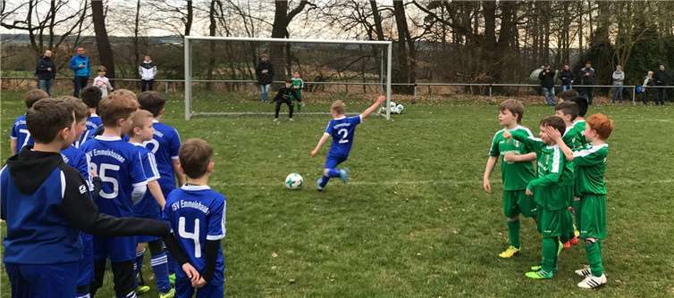 Sichtlich stolz ging es zum obligatorischen Siebenmeterschießen, wo alle Kinder inklusive Torwart einmal schießen dürfen.  privat