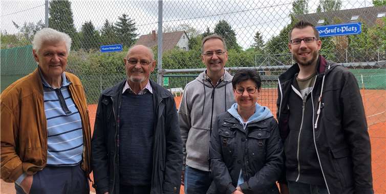 Sichtlich stolz ließen sich die Jubilare, (v.l.) Manfred Röttgen und Udo Heuft, vor den an Platz 1 und 2 neu angebrachten Schildern gemeinsam mit dem Vorstand fotografieren.Foto: privat