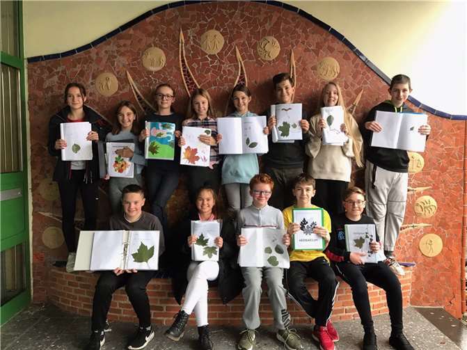 Sichtlich stolz präsentieren einige Schüler*innen der 7a und der 7b ihre gelungenen Herbarien.Fotos: privat