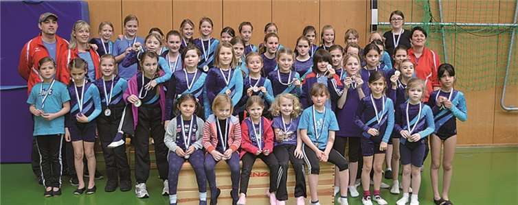 Sichtlich stolz präsentierten die Turnerinnen und Turner ihre Medaillen. privat