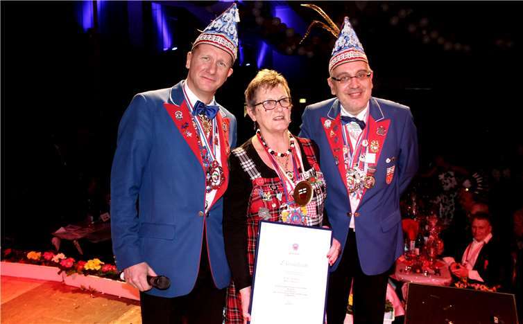 Sichtlich überrascht und relativ sprachlos nahm „Fine“ Schmitz Orden und Urkunde von Manfred Himmelbach und Markus Winkelbach entgegen. DL