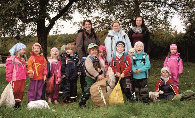 Sichtlich unterhaltsam gestaltete sich die Sammelaktion auf den Streuobstwiesen für Groß und Klein.privat