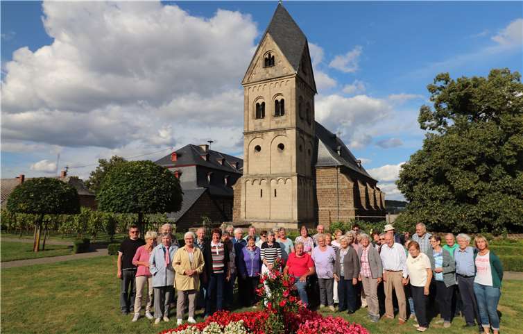 Sichtlich viel Spaß haben die Teilnehmer beim gemeinsamen Grillen im Pfarrgarten. Foto: privat