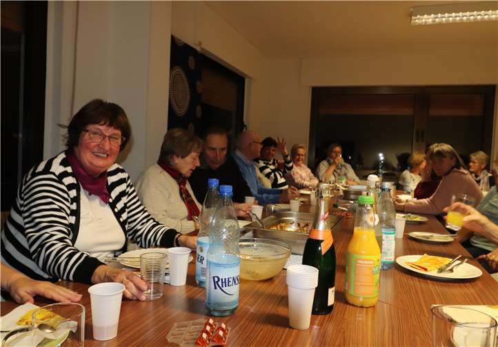 Sichtlich viel Spaß hatten die Teilnehmer der Seniorengymnastik beim gemeinsamen Döppekooche-Essen. Foto: privat