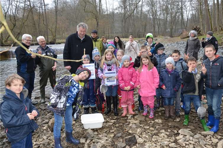 Sichtlich viel Spaß hatten die jungen Forscherinnen sowie Forscher am Bach und wurden mit einer Urkunde belohnt.privat