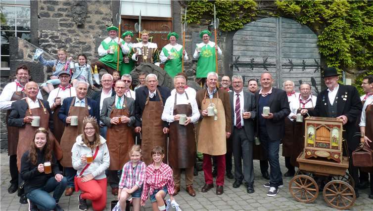 Sichtlich wohl fühlte Dr. Karl Tack (6. v. links vorne) sich im Kreis der Ehrenbrauer, des Brauerchores, der Weinhex und der Weinkönigin von Winningen, Jacqueline und Julia, den „Soppeträger“ aus Karin´s Tanzgruppe und selbstverständlich des neuen Gambrinus Tim Herrmann und seinen Herolden. Fotos: FRE