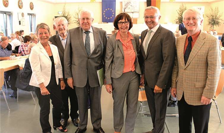 Sichtlich wohl fühlte sich Bernhard Vogel (3. v. l.) zwischen Cilly Adenauer, Heinz Schwarz, Gisela Stahl, Achim Hallerbach und Heinz Schmitz (v. l.). DL