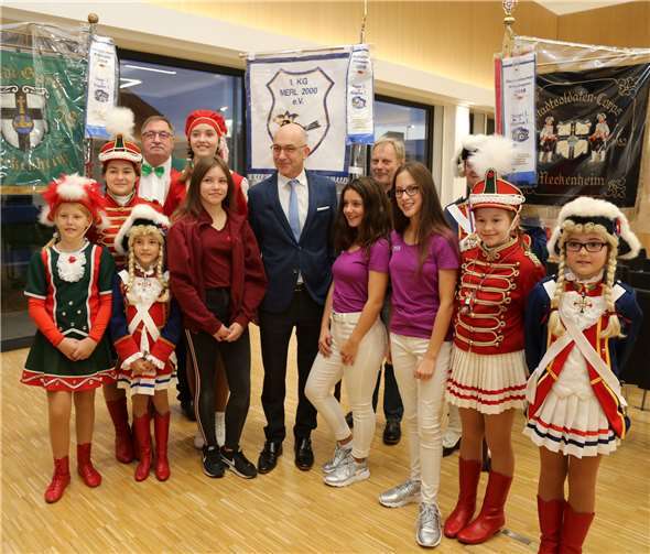 Sichtlich wohl fühlte sich Bürgermeister Bert Spilles im Kreis der jungen Tollitäten und ihrer Begleiter.Foto: StF