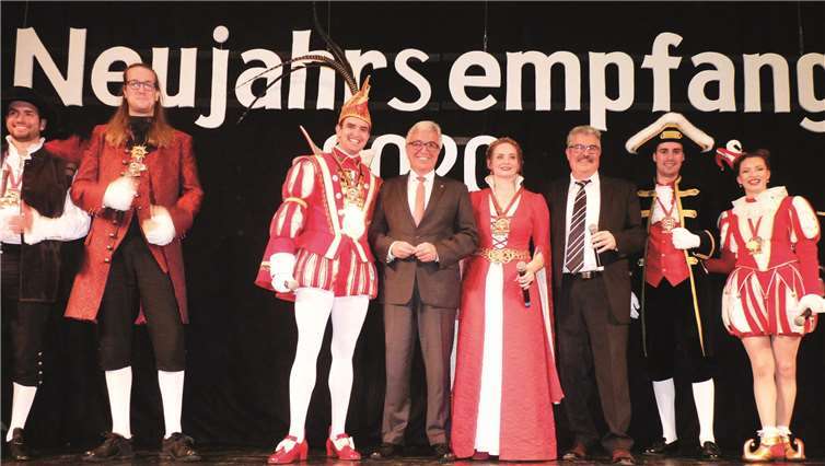 Sichtlich wohl fühlten sich Roger Lewentz und Hans Peter Ammel beim Auftritt des Mendiger Prinzenpaares auf der Bühne der Laacher See-Halle.