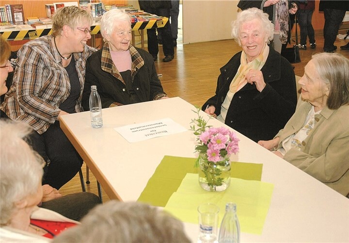 Sichtlich wohlfühlten sich die Bewohner des Seniorenzentrums Sankt Josef aus Münstermaifeld, die das Jubiläumsfest, begleitet von Heimleiterin Sabine Schwab (4.v.r.), besuchten.
