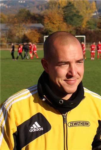 Sichtlich zufrieden: der neue Trainer Tim Pelzer nach seinem Debüt im Spiel gegen den Ahrweiler BC III.